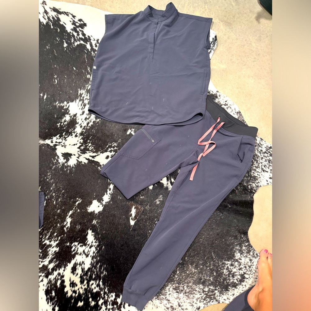 Women’s Fig scrub set small oversized Rafaela top and small Zamora joggers